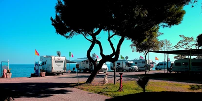 Posto auto camper - Italia - Vista dal viale principale  - Parco di Campeggio La Focetta Sicula