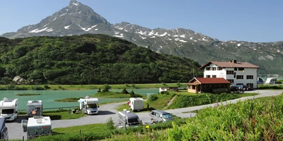 Motorhome parking space - Umgebungsschwerpunkt: am Land - Wald am Arlberg - Camping Zeinissee mit Hausberg "Ballunspitze" - Camping Zeinissee