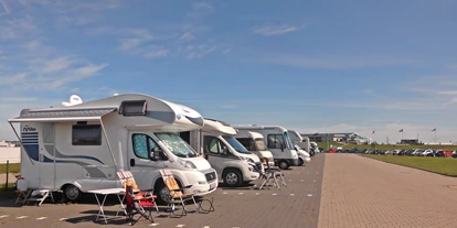 Posto auto camper - Umgebungsschwerpunkt: Fluss - Sande (Friesland) - Der Wohnmobilstellplatz am Campingplatz lädt zum Verweilen ein. - Wohnmobilstellplatz am Campingplatz Harlesiel