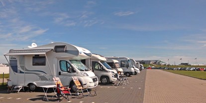 Reisemobilstellplatz - Art des Stellplatz: bei Gewässer - Sande (Friesland) - Der Wohnmobilstellplatz am Campingplatz lädt zum Verweilen ein. - Wohnmobilstellplatz am Campingplatz Harlesiel