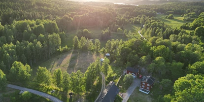 Parkeerplaats voor camper - Angelmöglichkeit - Zuid-Zweden - Stellplatz von oben - Risebo Gård