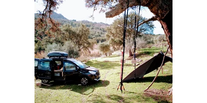 Place de parking pour camping-car - Wintercamping - Italie - Stellplatz unter Bäumen - Mattagiana nature retreat