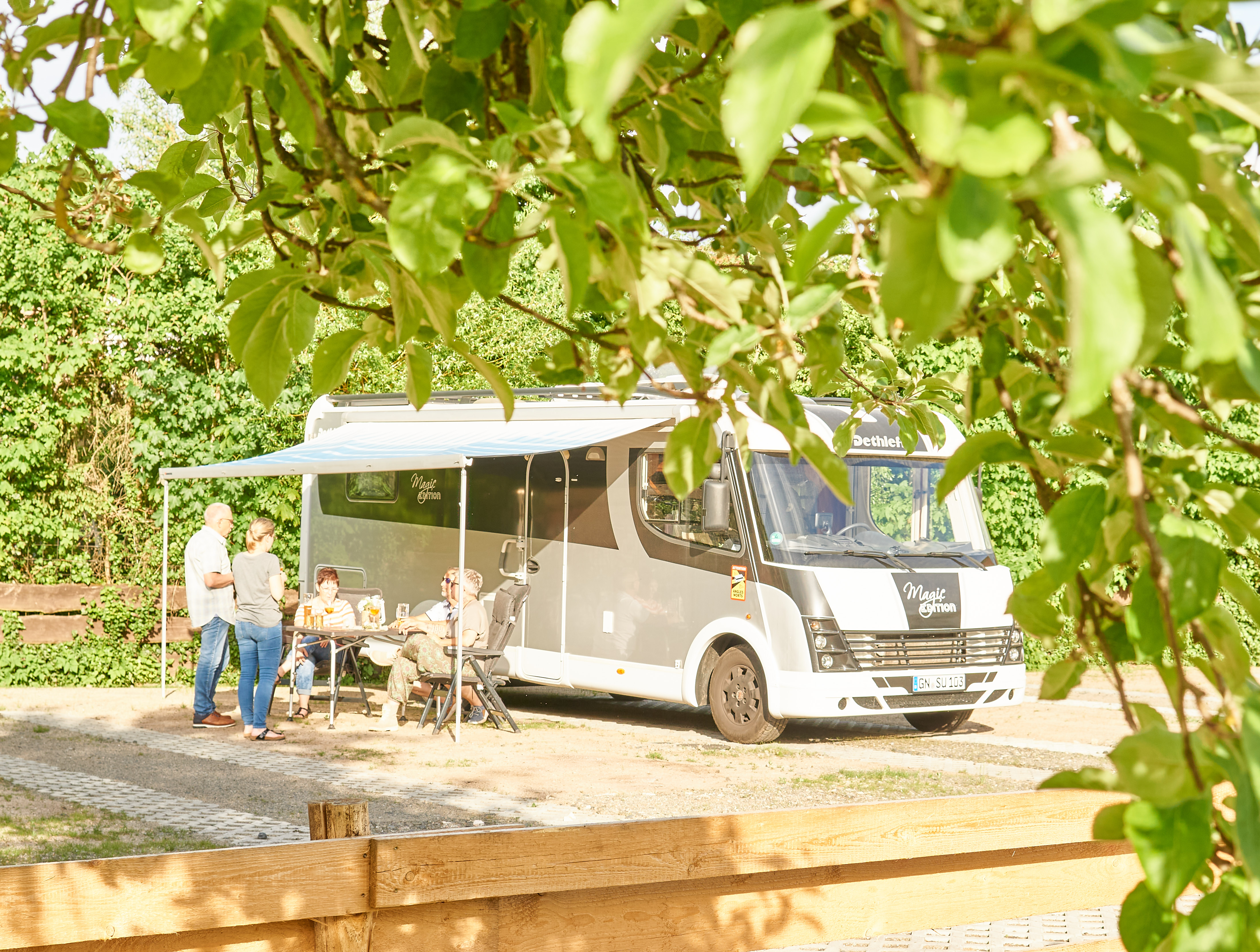 Wohnmobilstellplatz - Platz zum Sitzen - Zur Quelle