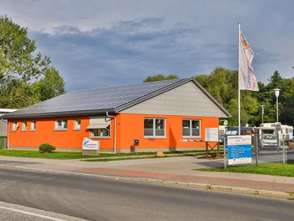 Posto auto camper - Rezeptions-/Sanitärgebäude - Caravanstellplatz "An der Rügenbrücke"