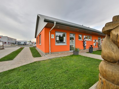 Reisemobilstellplatz - Hunde erlaubt: Hunde erlaubt - Caravanstellplatz "An der Rügenbrücke"