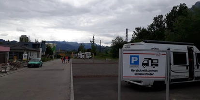 Motorhome parking space - Grauwasserentsorgung - Aschau (Brandenberg) - Blick auf die VE Station. Davor und dahinter, die Stellplätze mit Steckdosen. - Wohnmobilstellplatz in der Bahnhofstraße