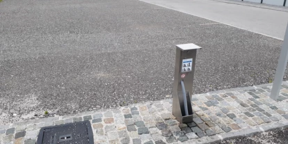 Plaza de aparcamiento para autocaravanas - Entsorgung Toilettenkassette - Staudach-Egerndach - Die WC Entsorgungsstation ist gratis. - Wohnmobilstellplatz in der Bahnhofstraße