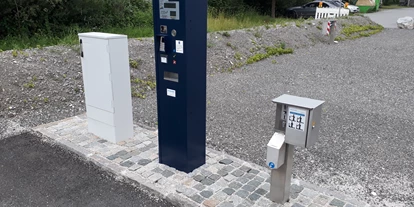 Plaza de aparcamiento para autocaravanas - Umgebungsschwerpunkt: Berg - Staudach-Egerndach - Parkautomat mit EC Kartenfunktion. Rechts daneben die Frischwasserstation mit Münzautomat. - Wohnmobilstellplatz in der Bahnhofstraße