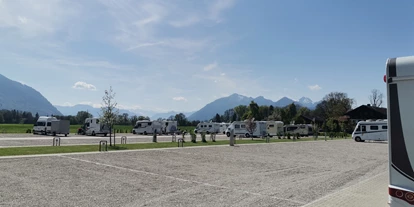 Parkeerplaats voor camper - Grauwasserentsorgung - Traunstein (Landkreis Traunstein) - Blick auf die Stellplätze  - Wohnmobilstellplatz  Franz Steiner