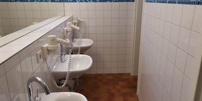 Reisemobilstellplatz - Stromanschluss - PLZ 19406 (Deutschland) - Waschräume mit separaten Duschen - Caravanstellplatz am Tierpark