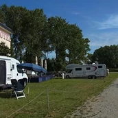 Parkeerplaats voor campers - Caravanstellplatz am Tierpark