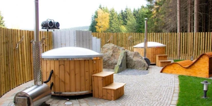 Place de parking pour camping-car - Schönheide - Die Hot tube und die Saune befinden sich oberhalb der Minigolfanlage. - Erzgebirgsidyll Breitenbrunn 