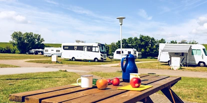 Place de parking pour camping-car - Art des Stellplatz: bei Gewässer - Garding - Camping - Regenbogen Husum