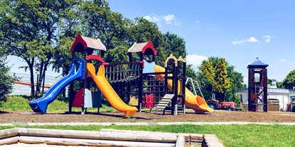 Reisemobilstellplatz - Art des Stellplatz: eigenständiger Stellplatz - Kaufungen - Spielplatz - Regenbogen Dransfeld