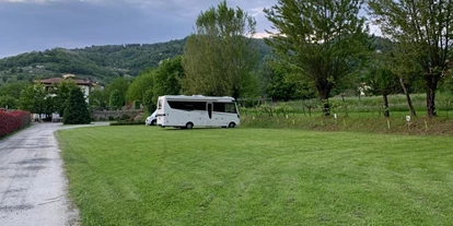 Place de parking pour camping-car - Italie - Wir haben das ganze Jahr offen - Area sosta la Cantina del vino Barga