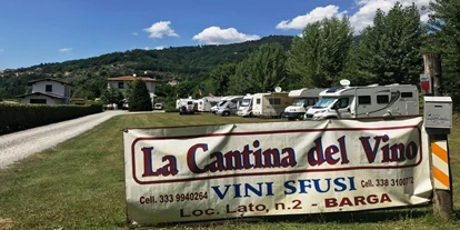 Parkeerplaats voor camper - Stromanschluss - Toscane - Una parte dell'area sosta - Area sosta la Cantina del vino Barga