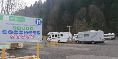 Reisemobilstellplatz - Hunde erlaubt: Hunde erlaubt - Kraß (Hermagor-Pressegger See) - Willkommenstafel - Rast-Stellplatz Arnoldstein im Dreiländereck