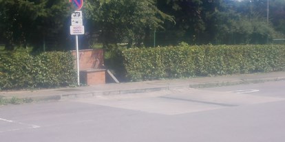 Reisemobilstellplatz - öffentliche Verkehrsmittel - Junglinster - Stellplatz Rue de la Piscine