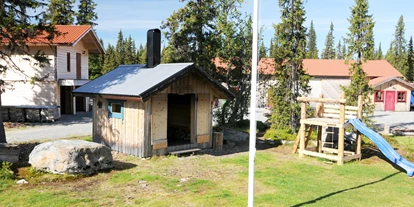 Posto auto camper - Svezia settentrionale - Gelände am Stellplatz mit Grillhütte und zentral gelegenem Spielplatz und doch mit Abstand zum Stellplatz - Galå Fjällgård
