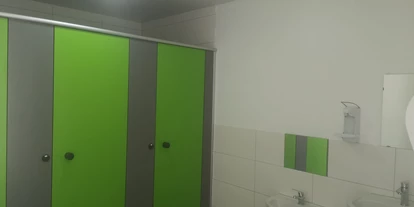 Reisemobilstellplatz - Wohnwagen erlaubt - Blumenow - WC und Duschraum gleiche Optik aber in getrennten Räumen. - Campinghof Am Grünen Baum