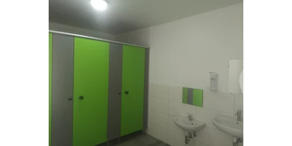 Reisemobilstellplatz - WLAN: am ganzen Platz vorhanden - Cammin (Mecklenburgische Seenplatte) - WC Kabinen, die von den Duschen sind fast genauso 2m x 1m. - Campinghof Am Grünen Baum