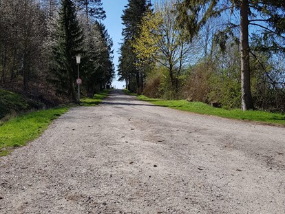 Reisemobilstellplatz - Stromanschluss - Zufahrt zum Platz - Wohnmobil- und Campingpark Ambergau
