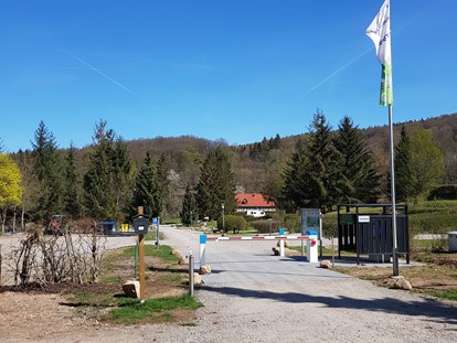 Reisemobilstellplatz - Umgebungsschwerpunkt: am Land - Schrankenanlage mit Terminal - Wohnmobil- und Campingpark Ambergau