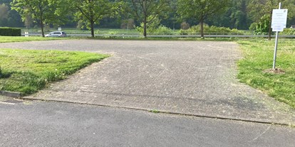 Motorhome parking space - Art des Stellplatz: eigenständiger Stellplatz - Perscheid - Einfahrt auf den Platz - Müden am Festplatz