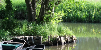 Posto auto camper - Tauer (Landkreis Spree-Neiße) - Unsere Lage, direkt an einem Hauptwasserarm der Spree gelegen, mit eigener Bootsanlegestelle, ermöglicht umfangreiche Ausflüge per Kahn oder Paddelboot. . - Kneipp- und Erlebniscamping an den Spreewaldfließen