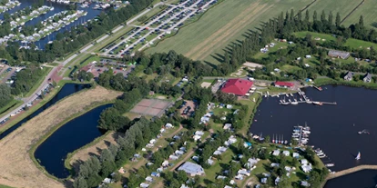 Reisemobilstellplatz - Art des Stellplatz: bei Gewässer - IJlst - ein Teil von die Campingplatz von oben - RCN de Potten