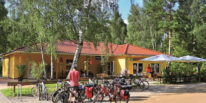 Motorhome parking space - Umgebungsschwerpunkt: See - Müritz - Bistro mit Minimarkt - Warme Speisen, Kaffee & Kuchen - CampingPlatz Ecktannen