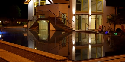 Reisemobilstellplatz - Swimmingpool - Föderlach I - Beheiztes Pool mit einer Thermalwassertemperatur von 30 °C, Indoor-Einstieg, Ruheraum und Sauanbereich - Schwimmbad Camping Mössler