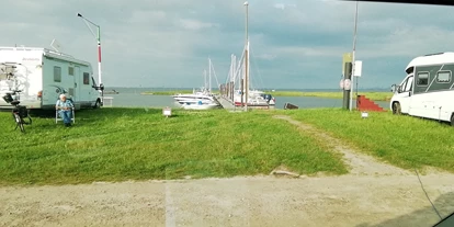 Parkeerplaats voor camper - Nordseeküste - Schöner Blick auf den Hafen aus zweiter Reihe.  - BYC Butjadinger Yachtclub