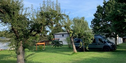 Reisemobilstellplatz - Umgebungsschwerpunkt: am Land - Nossentiner Hütte - Blick von der Camperwiese zur Ferienwohnung  - Ruheoase in Müritznähe - Stellplatz Van and Nature