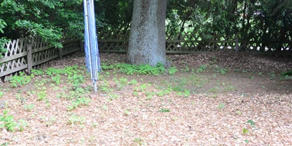 Posto auto camper - Art des Stellplatz: beim Golfplatz - Bad Bevensen - Nutzung der Wäschespinne (eine Art großer Schirm, der fest auf dem Boden steht, und der statt Stoff Schnüre hat, an denen man Wäsche zum Trocknen aufhängt) möglich.
Zur Zeit befindet sich Grünabfälle in der Ecke links hinter dem Baum. Werden nach Saisonende entfernt.  - Privat
