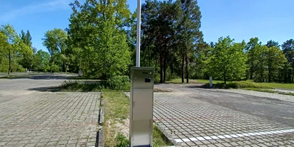 Place de parking pour camping-car - Bademöglichkeit für Hunde - Allemagne - E-Säulen mit Beleuchtung - Stellplatz auf der Insel