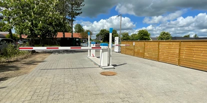 Plaza de aparcamiento para autocaravanas - Badestrand - Jutlandia Occidental - Eingang - Sunds SøCamp