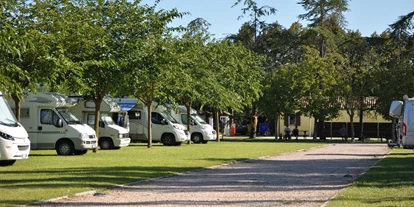 Plaza de aparcamiento para autocaravanas - Casal Borsetti - ARIAPERTA SOSTA CAMPER