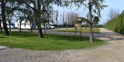 Place de parking pour camping-car - Wohnwagen erlaubt - Italie - ARIAPERTA SOSTA CAMPER