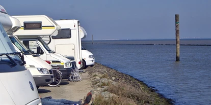Posto auto camper - Angelmöglichkeit - Sande (Friesland) - Unser Wohnmobilstellplatz an der Hafenmole mit Nordseeblick. - Wohnmobilstellplatz an der Mole