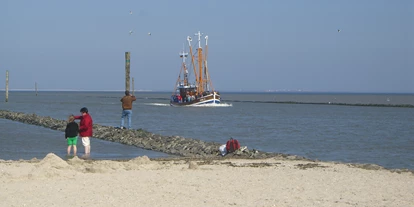 Parkeerplaats voor camper - Swimmingpool - Sande (Friesland) - Der Wohnmobilstellplatz bietet seinen Gästen einen wunderschönen Blick auf die ein- und auslaufenden Schiffe im Harlesieler Hafen. - Wohnmobilstellplatz an der Mole