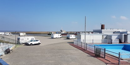 Motorhome parking space - WLAN: teilweise vorhanden - Nordseeküste - Womo-Platz Harlesiel  - Wohnmobilstellplatz an der Mole