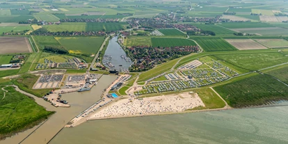 Parkeerplaats voor camper - Swimmingpool - Sande (Friesland) - Luftaufnahme des Wohnmobilstellplatz und des Campingplatzes in Harlesiel. - Wohnmobilstellplatz an der Mole