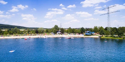 Reisemobilstellplatz - SUP Möglichkeit - Edermünde - Durch das klare Wasser erstrahlt der See in einem einzigartigen Farbton. - Stellplatz am Naturbadesee Stockelache