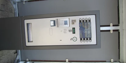 Reisemobilstellplatz - Entsorgung Toilettenkassette - Niedersachsen - Automat zum Bezahlen von Gästebeitrag und Strom - Schützenplatz Esens