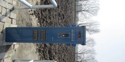 Motorhome parking space - Umgebungsschwerpunkt: Stadt - Esens - Stromsäule am Stellplatz - Schützenplatz Esens