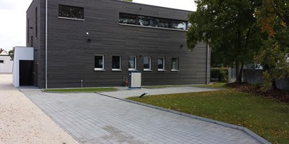 Motorhome parking space - Frischwasserversorgung - Rettenbach (Landkreis Günzburg) - Ver- und Entsorgungsstation gleich an der Einfahrt zum Stellplatz - Reisemobil Stellplatz im E-Park am Wasserturm