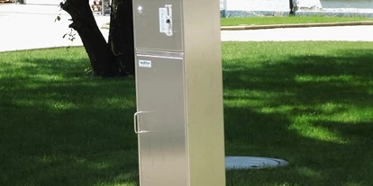 Reisemobilstellplatz - Entsorgung Toilettenkassette - Mönchsdeggingen - Moderne, beleuchtete Stromsäulen sichern die Versorgung mit Energie. Auch wenn Sie bei Dunkelheit anreisen, Sie werden sich perfekt orientieren können - Reisemobil Stellplatz im E-Park am Wasserturm
