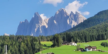Reisemobilstellplatz - Umgebungsschwerpunkt: Fluss - Trentino-Südtirol - Die Geislergruppe über Villnöss - Sportbar Villnöss