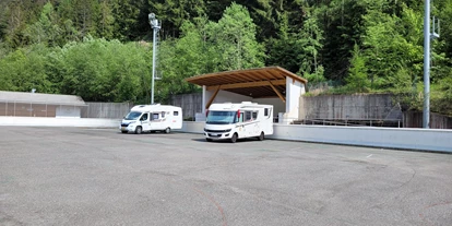 Place de parking pour camping-car - Art des Stellplatz: ausgewiesener Parkplatz - Italie - Sportbar Villnöss